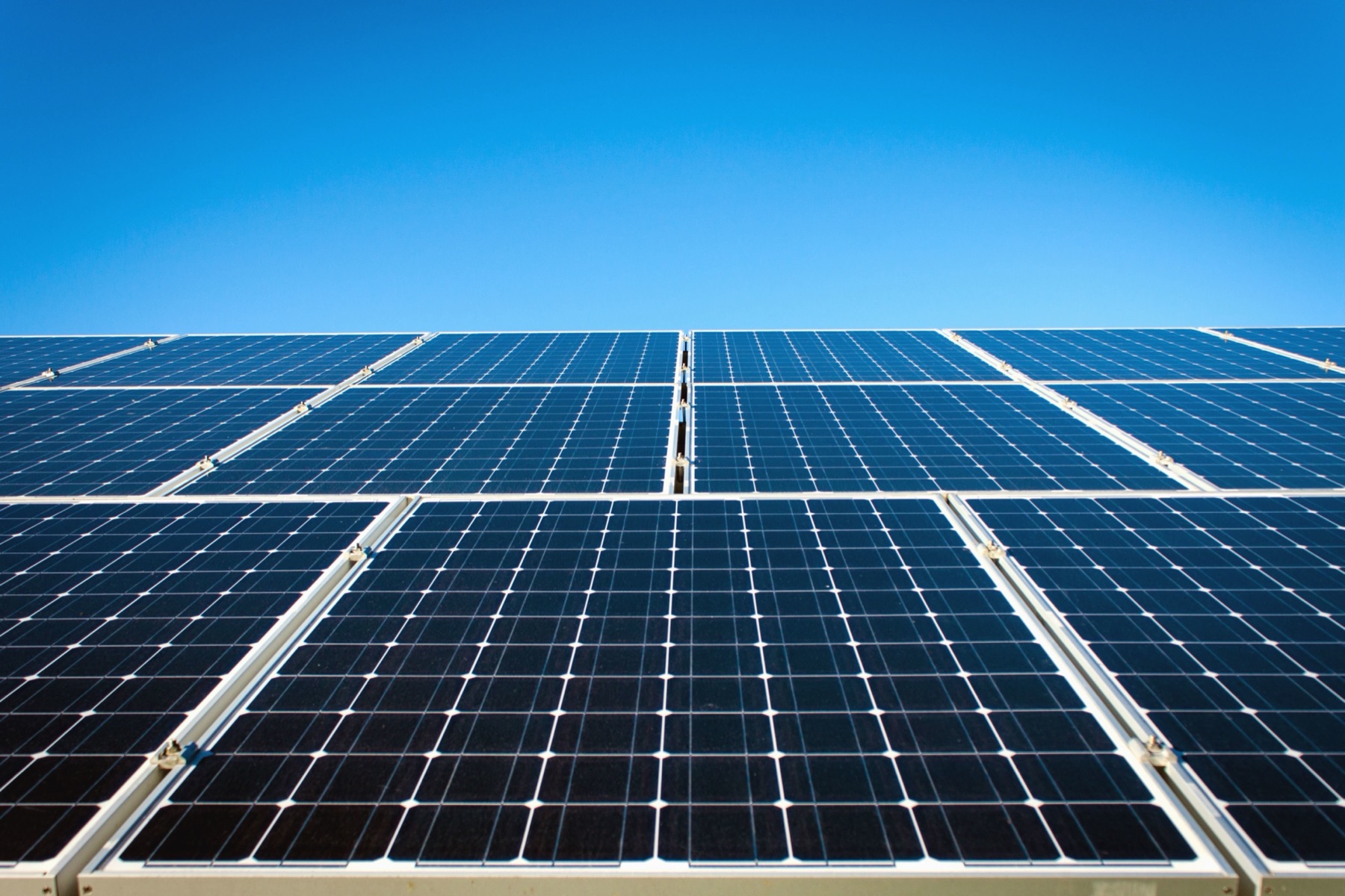 Paneles solares contra cielo azul